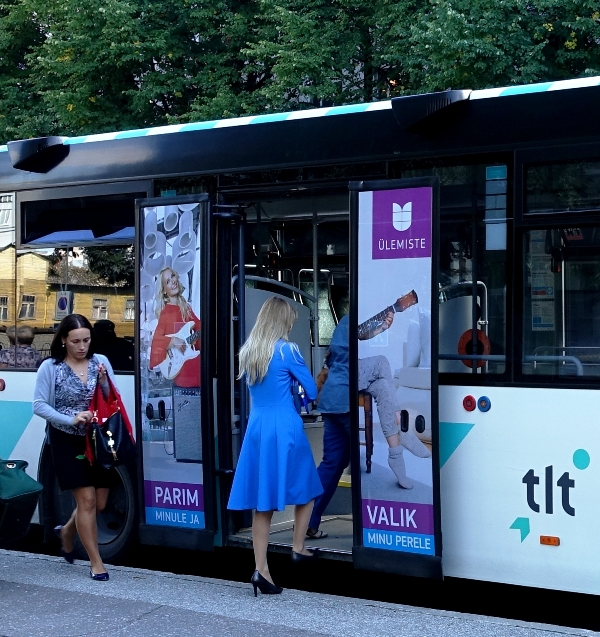 Ülemiste keskus – reklaam ühistranspordil, reklaam bussi ustel