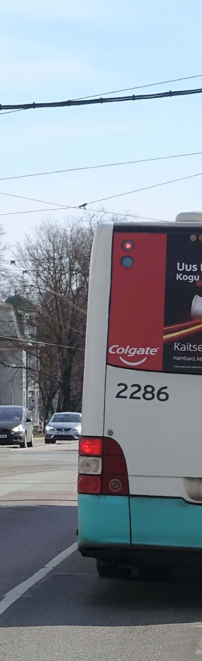 Colgate – bussireklaam, pool tagakülge