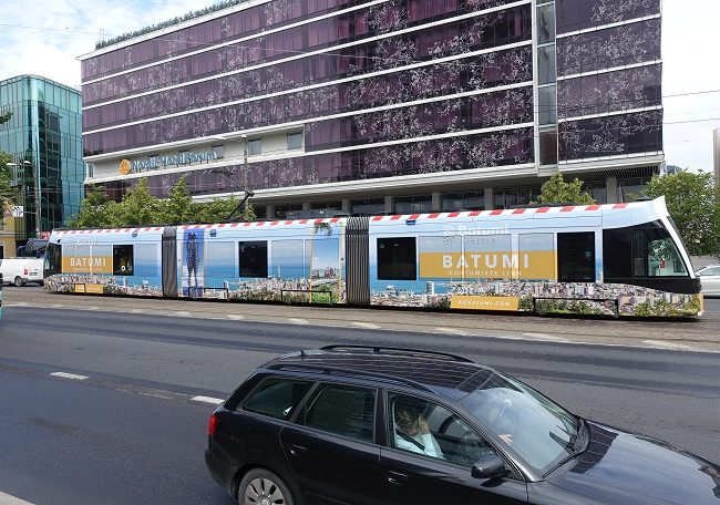 Batumi – trammireklaam, tramm üleni reklaamkujunduses