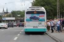 VW Passat – reklaam ühistranspordil, kleebis bussi tagumisel küljel