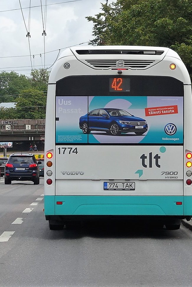 VW Passat – reklaam ühistranspordil, kleebis bussi tagumisel küljel