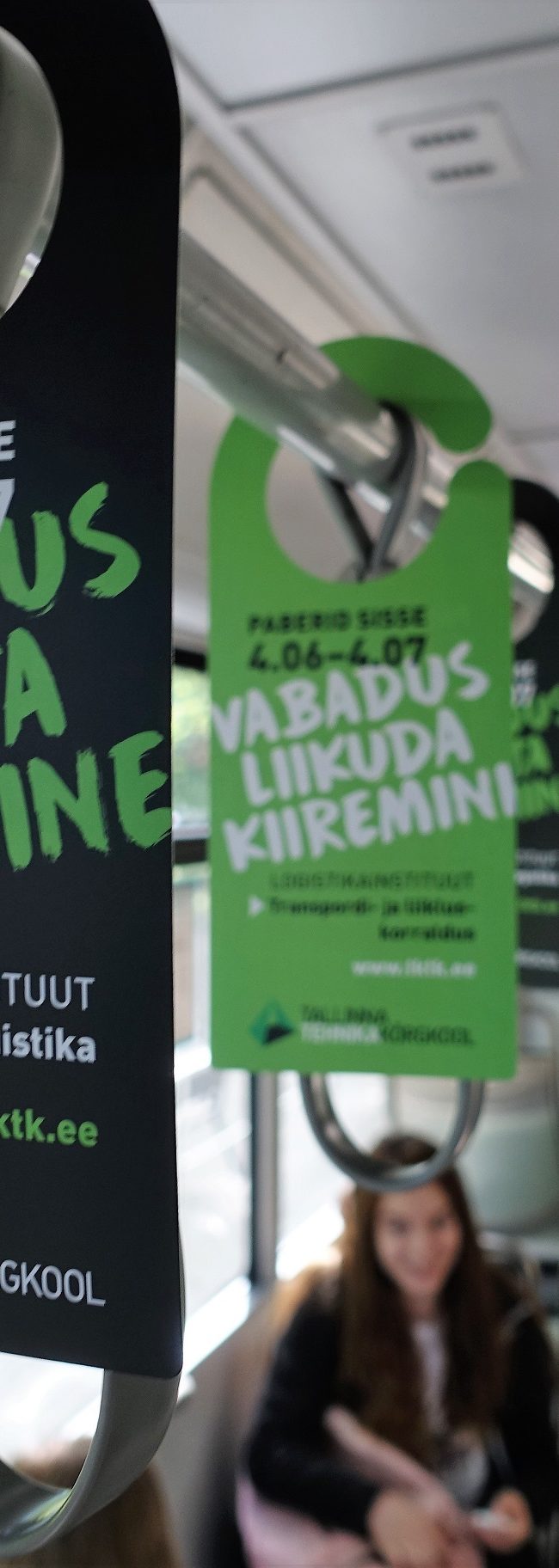 Tallinna Tehnikakkõrgkool – rippuvad reklaamid ümber torude