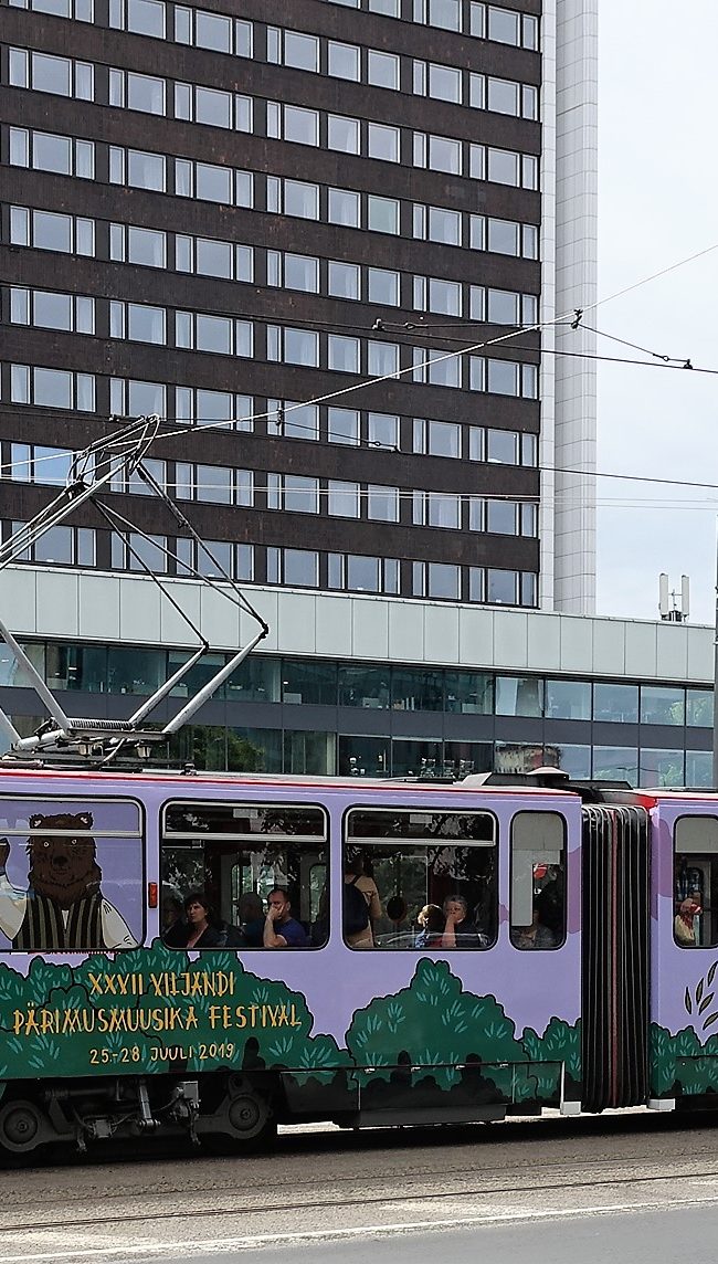 Viljandi Folk – trammireklaam, tramm üleni reklaamkujunduses