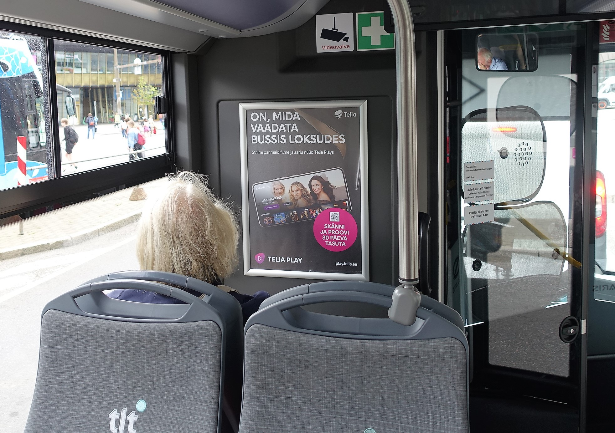 Telia reklaam uute busside uutes reklaamraamides. Raamid asuvad bussi eesmises ja tagumises otsas. Raami suurus A2 formaat. The post Uued reklaamraamid busside